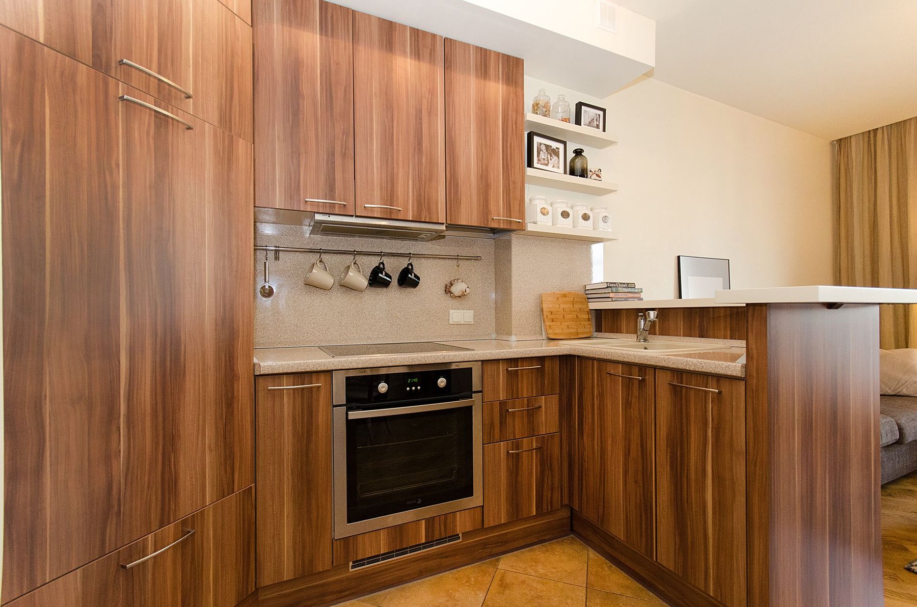 Cocina con muebles de madera terminados