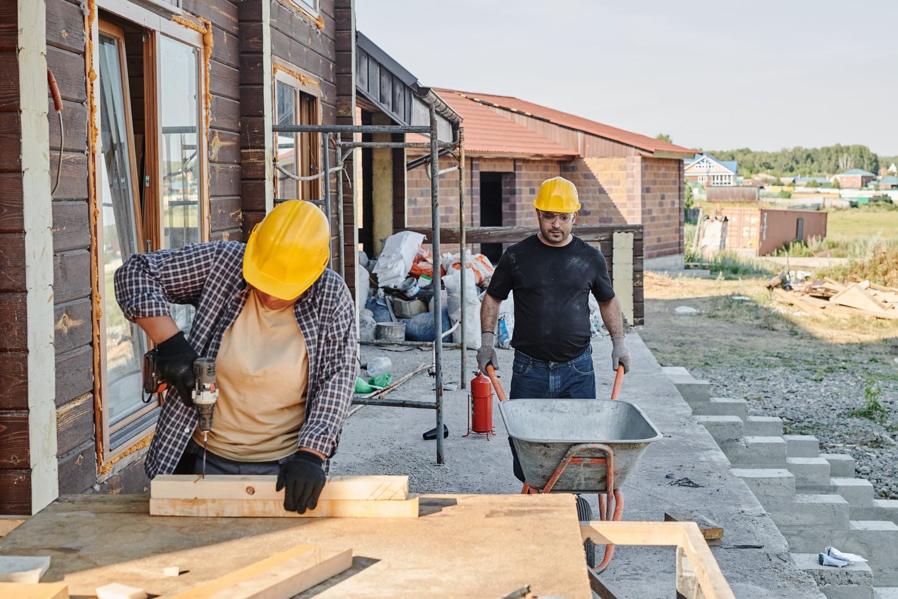 Trabajadores de la construcción en faena con casco de seguridad