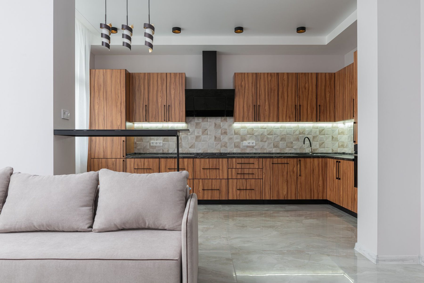 Living y cocina con terminaciones terminadas — obra tipo de Bustos Novoa