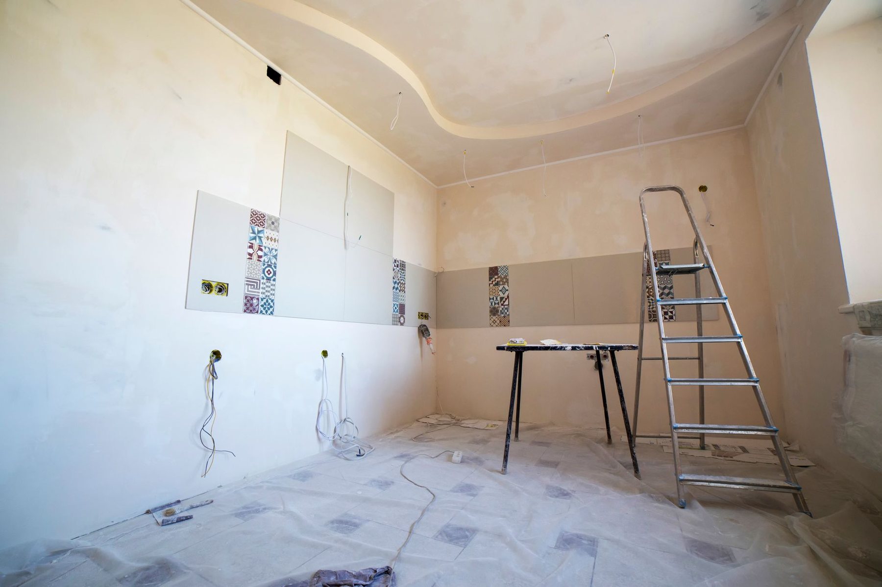 Espacio interior en proceso de remodelación con escalera