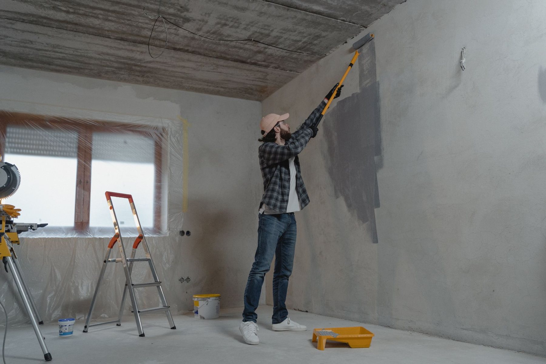 Pintura de un muro interior con rodillo y extensor